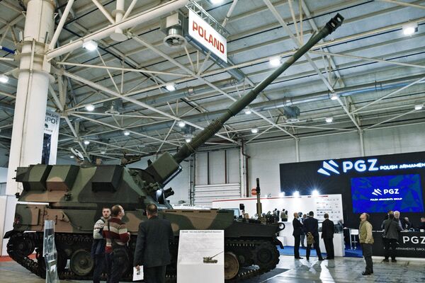 Посетители у 155-мм самоходной гаубицы KRAB на выставке Оружие и безопасность в Киеве
