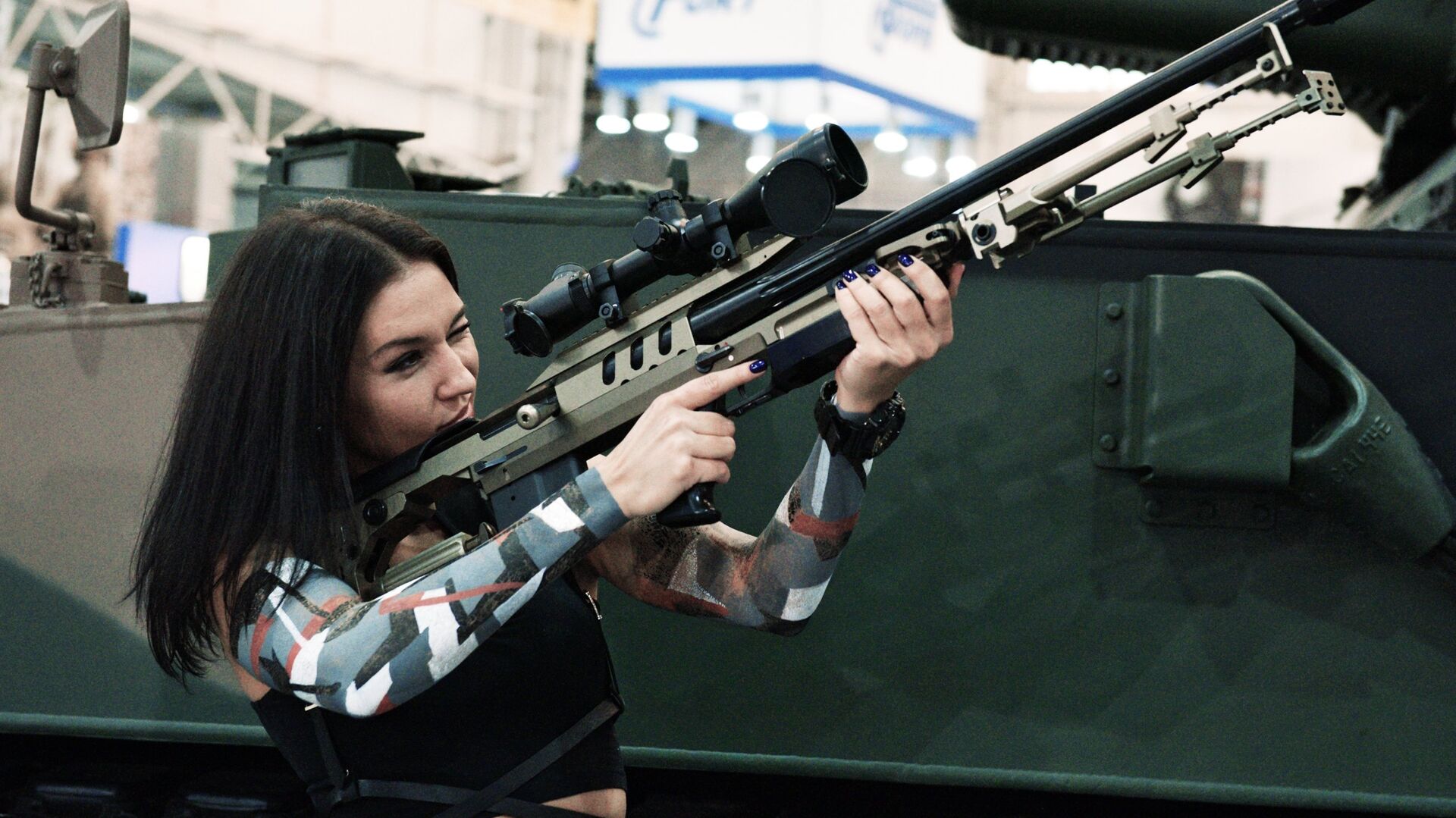 Девушка осматривает винтовку на выставке Оружие и безопасность в Киеве - РИА Новости, 1920, 14.12.2023