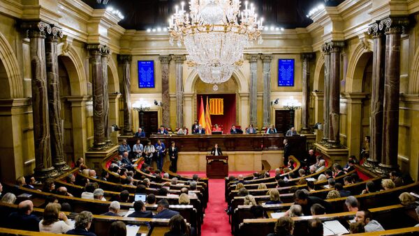 Лидер оппозиции Инес Арримадас во время дискуссии по итогам референдума о независимости Каталонии в зале пленарных заседаний каталонского парламента. 10 октября 2017
