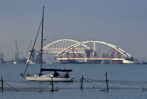 Плавучие опоры с автодорожной аркой моста в Крым на фарватере Керчь-Еникальского канала