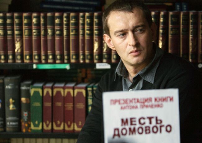 Актер Константин Хабенский в роли писателя Антона Праченко во время съемок нового фильма режиссера Карена Оганесяна Домовой.