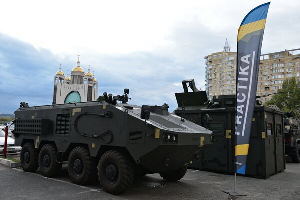 Бронетранспортер ОТАМАН 8х8 компания ПРАКТИКА, представленный на выставке Оружие и безопасность в Киеве