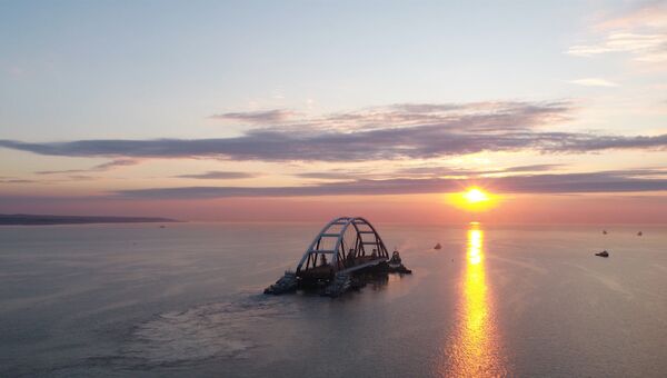 Буксиры доставили автодорожную арку Крымского моста к месту установки