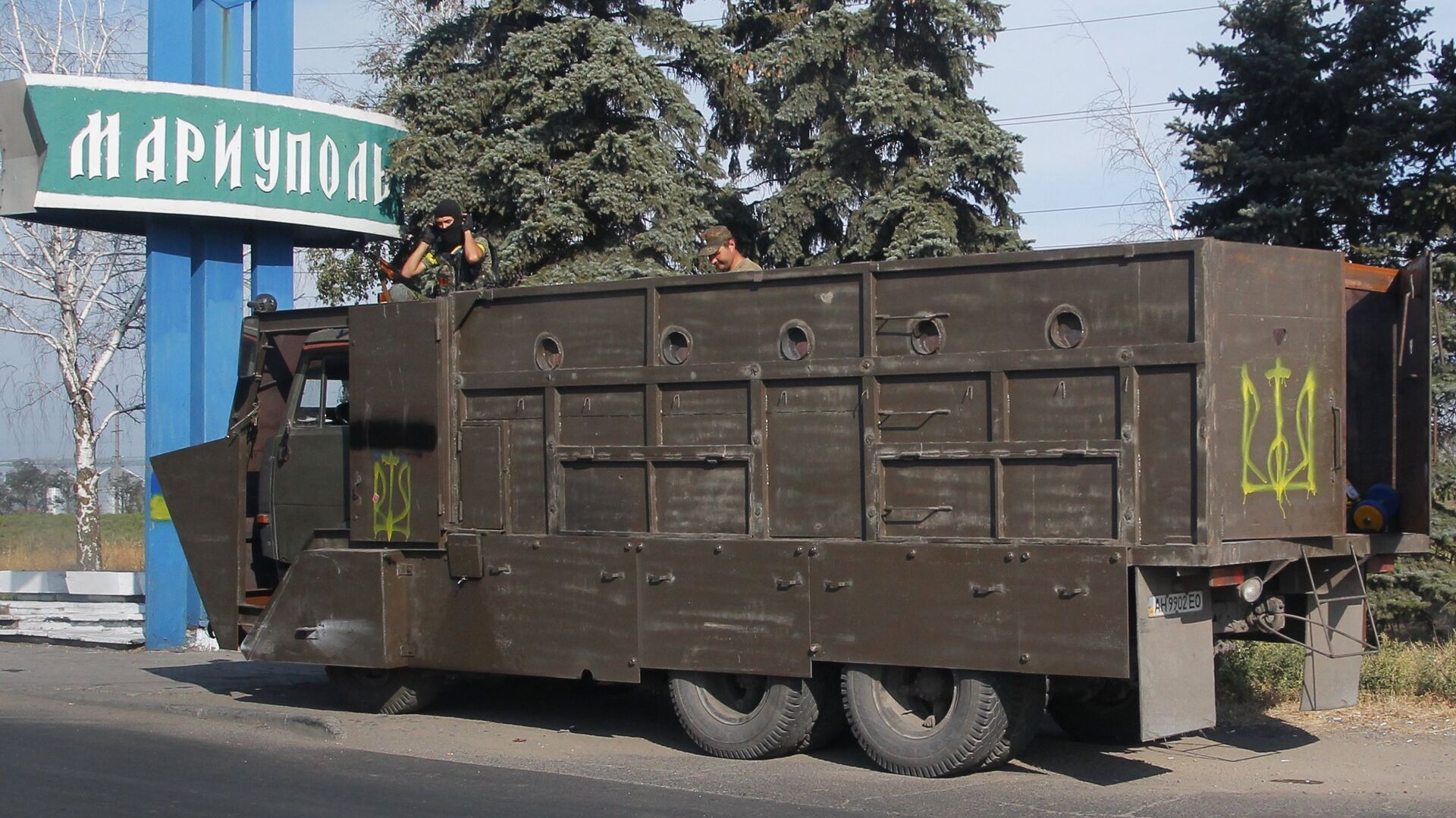 Бронированный грузовик с украинскими военными на вьезде в Мариуполь. 28 августа 2014 - РИА Новости, 1920, 17.07.2019