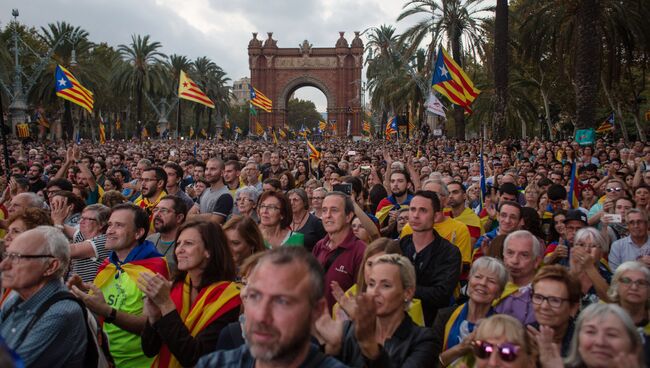 Жители Барселоны в ожидании оглашения парламентом итогов референдума о независимости Каталонии. 10 октября 2017