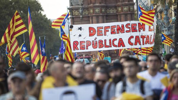 Жители Барселоны в ожидании оглашения парламентом итогов референдума о независимости Каталонии. Архивное фото