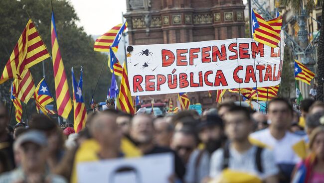 Жители Барселоны в ожидании оглашения парламентом итогов референдума о независимости Каталонии