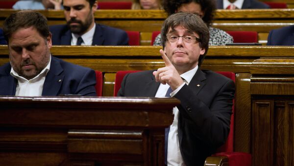 Карлес Пучдемон во время дискуссии по итогам референдума о независимости Каталонии в каталонском парламенте