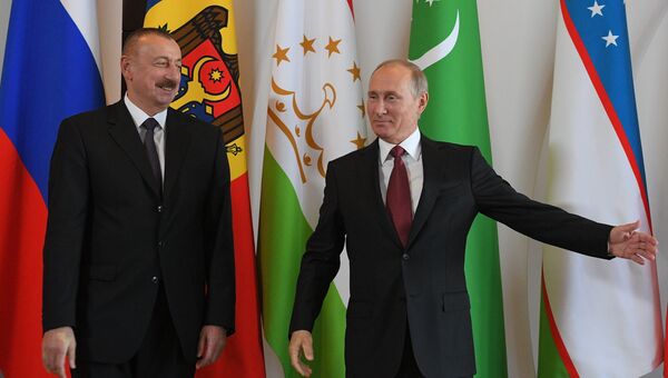 Президент РФ Владимир Путин и президент Азербайджана Ильхам Алиев на церемонии официальной встречи глав государств - участников СНГ. 11 октября 2017