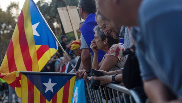 Жители Барселоны в ожидании оглашения парламентом итогов референдума о независимости Каталонии. Архивное фото
