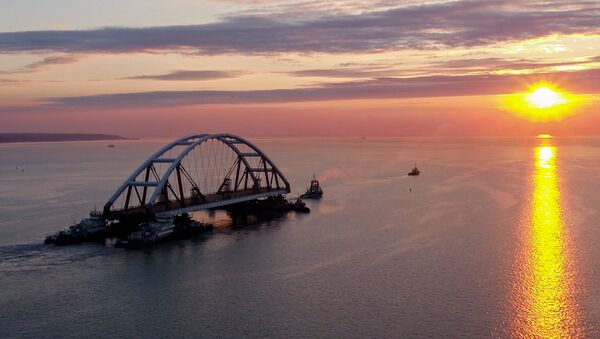 Транспортировка автодорожной арки на специальных плавучих опорах к фарватеру Крымского моста в Керченском проливе