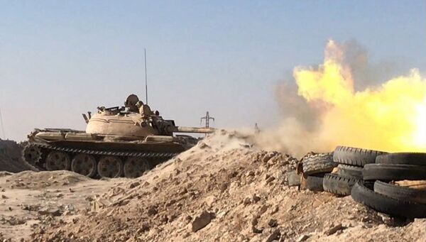 Военная техника сирийской армии во время наступления к востоку от города Дейр-эз-Зор. Архивное фото