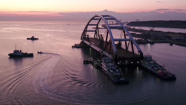 Транспортировка автодорожной арки на специальных плавучих опорах к фарватеру Крымского моста в Керченском проливе