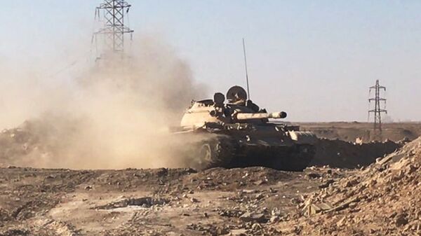 Военная техника сирийской армии во время наступления к востоку от города Дейр-эз-Зор в районе кладбищ