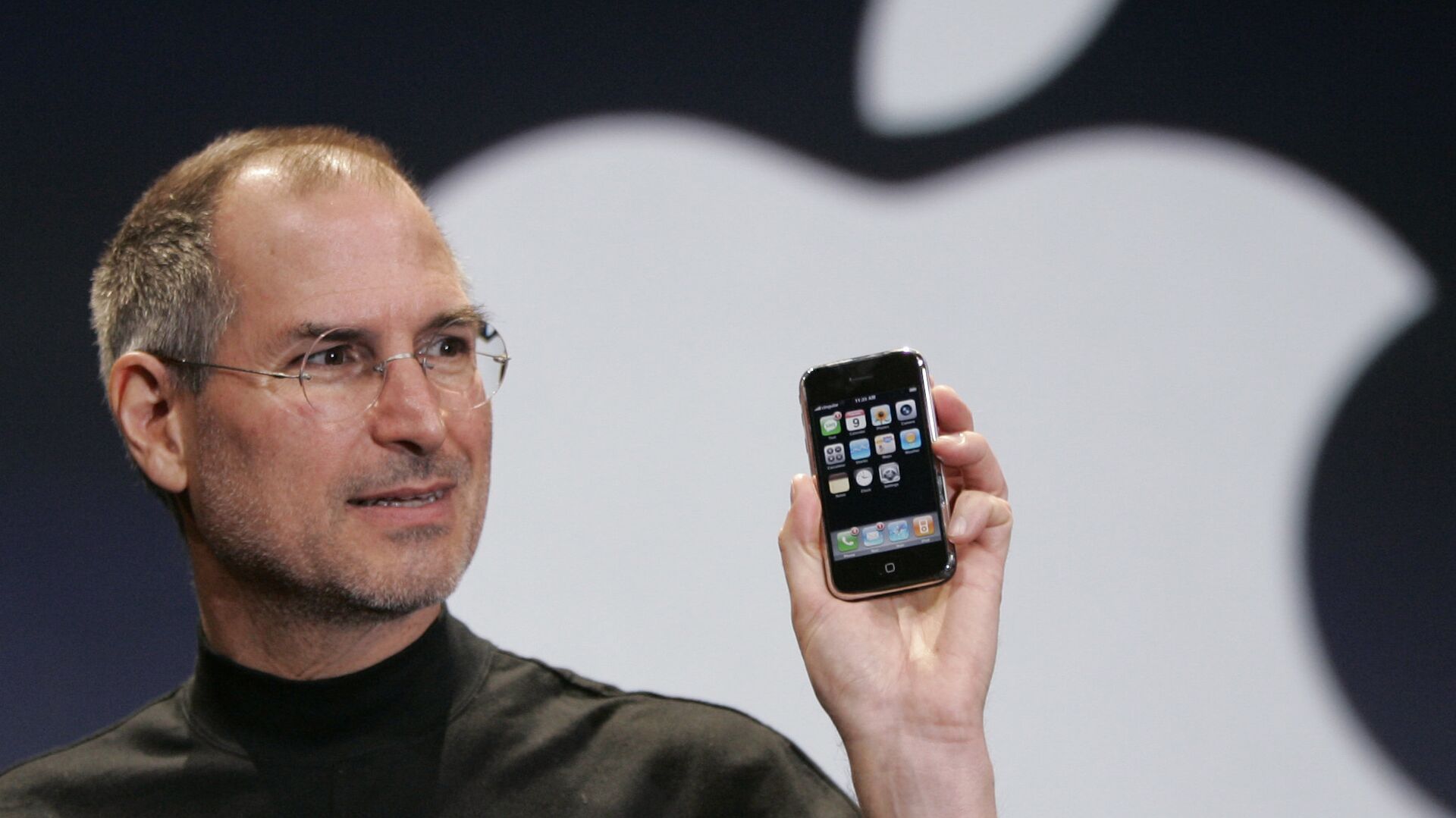 Генеральный директор Apple Стив Джобс показывает iPhone на конференции MacWorld Expo. 9 января 2007 год - РИА Новости, 1920, 25.08.2022