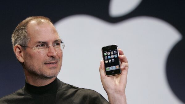 Генеральный директор Apple Стив Джобс показывает iPhone на конференции MacWorld Expo. 9 января 2007 год