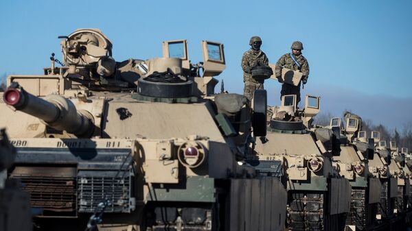 Американские военные готовят танки Абрамс к разгрузке на железнодорожной станции в Литве