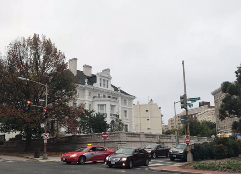 Здание торгпредства РФ в Вашингтоне со снятым российским флагом Здание торгпредства РФ в Вашингтоне со снятым российским флагом