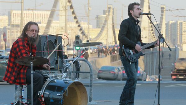 Уличные музыканты на Садовом кольце у Крымского моста Москвы. Архивное фото