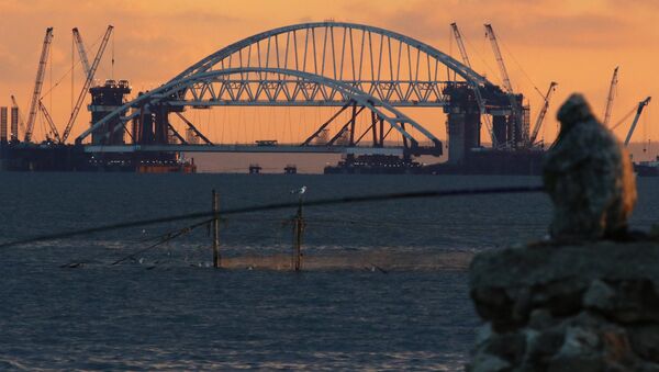 Установка автодорожной арки в процессе строительства Крымского моста в Керченском проливе