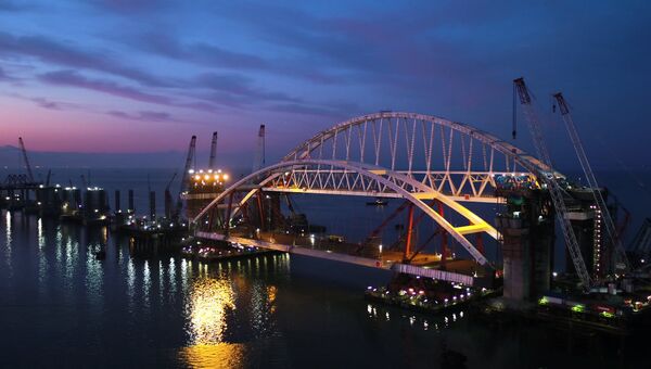Подготовка автодорожной арки Крымского моста к подъему на опоры