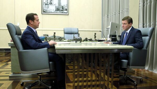 Дмитрий Медведев и бывший губернатор Псковской области Андрей Турчак во время встречи. 12 октября 2017