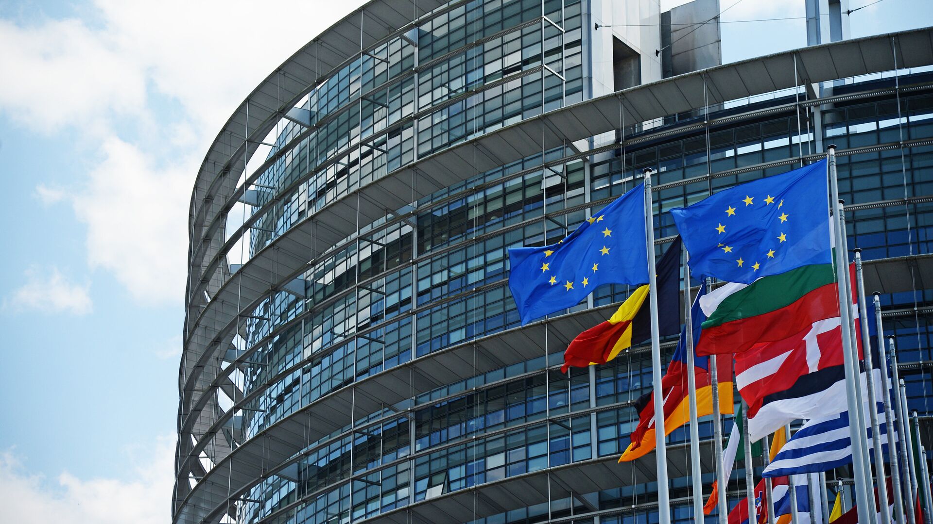 Флаги ЕС у здания Европейского парламента в Страсбурге - РИА Новости, 1920, 21.01.2021