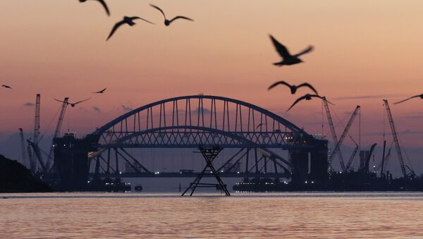 Установка автодорожной арки в процессе строительства Крымского моста в Керченском проливе