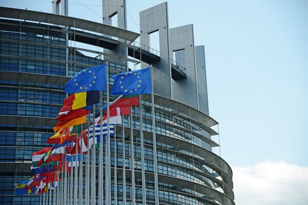 Флаги ЕС у здания Европейского парламента в Страсбурге Флаги ЕС у здания Европейского парламента в Страсбурге