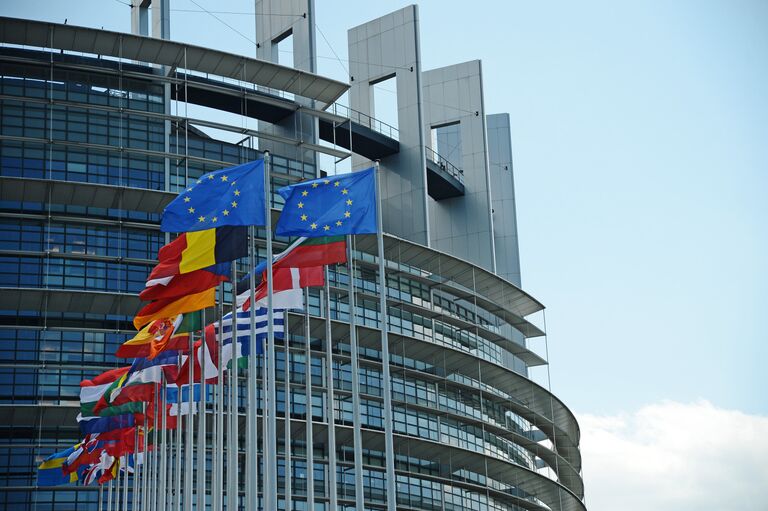 Флаги ЕС у здания Европейского парламента в Страсбурге Флаги ЕС у здания Европейского парламента в Страсбурге