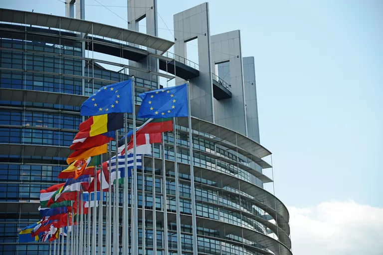 Флаги ЕС у здания Европейского парламента в Страсбурге Флаги ЕС у здания Европейского парламента в Страсбурге