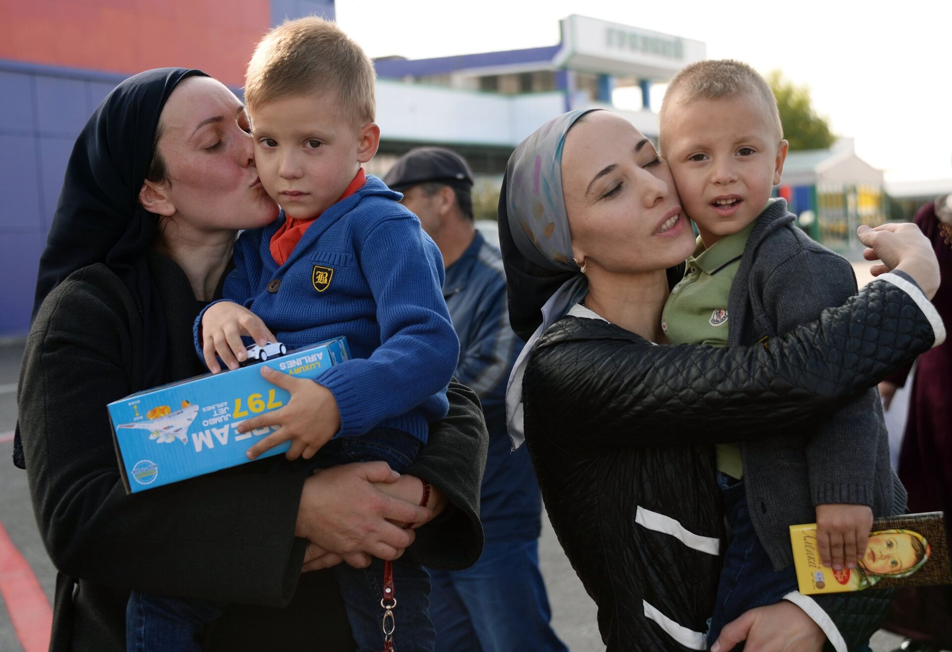 Жительницы Чечни с детьми, возвращенными из Ирака, в аэропорту Грозного. 12 октября 2017 - РИА Новости, 1920, 20.08.2021