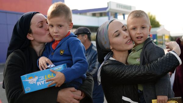 Жительницы Чечни с детьми, возвращенными из Ирака. Архивное фото