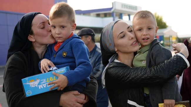 Жительницы Чечни с детьми, возвращенными из Ирака, в аэропорту Грозного. 12 октября 2017