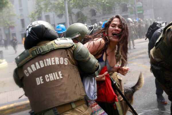 Задержание демонстрантов во время акции протеста в Сантьяго, Чили