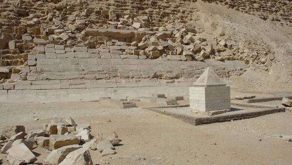 Реставрированный пирамидион у подножия пирамиды Снофру в Дашуре