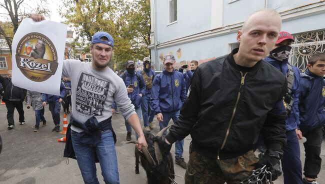 Акция протеста активистов политической партии Национальный корпус против заявления чешского президента Милоша Земана о компенсации за Крым. 12 октября 2017