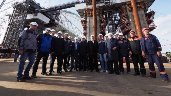 Лидеры думских фракций во время посещения стройплощади Крымского моста. 12 октября 2017