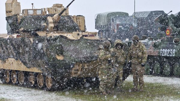 Военнослужащие возле американской боевой машины пехоты M2 Bradley