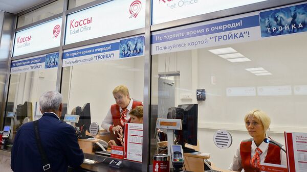 Пассажир покупает билет в одной из касс московского метрополитена. Архивное фото