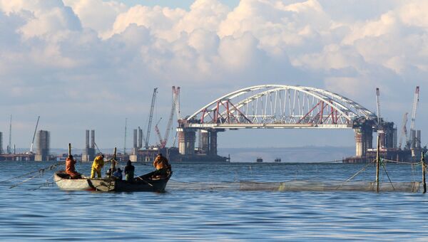 Установка автодорожной арки в процессе строительства Крымского моста в Керченском проливе. 13 октября 2017