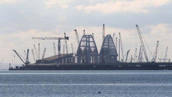 Установка автодорожной арки в процессе строительства Крымского моста в Керченском проливе. 13 октября 2017