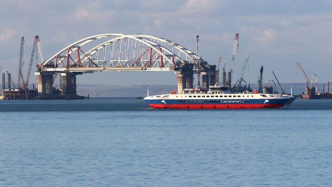 Установка автодорожной арки в процессе строительства Крымского моста. Архивное фото