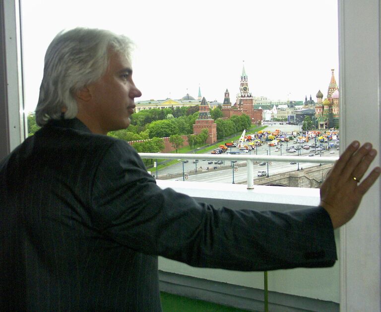 Оперный певец, баритон Дмитрий Хворостовский на пресс-конференции, посвященной его благотворительному концерту на Красной площади. 26.05.2004 Оперный певец, баритон Дмитрий Хворостовский на пресс-конференции, посвященной его благотворительному концерту на Красной площади. 26.05.2004