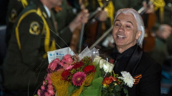 Оперный певец Дмитрий Хворостовский выступает на концерте в Зеленом театре ВДНХ с программой Песни военных лет