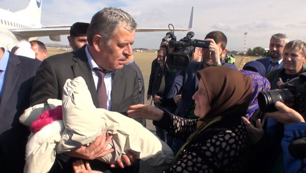 Вывезенных из Сирии и Ирака пятерых детей передали родственникам в Грозном