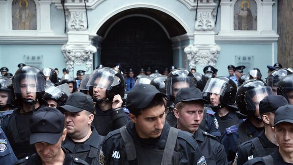 Полиция у стен Киево-Печерской лавры