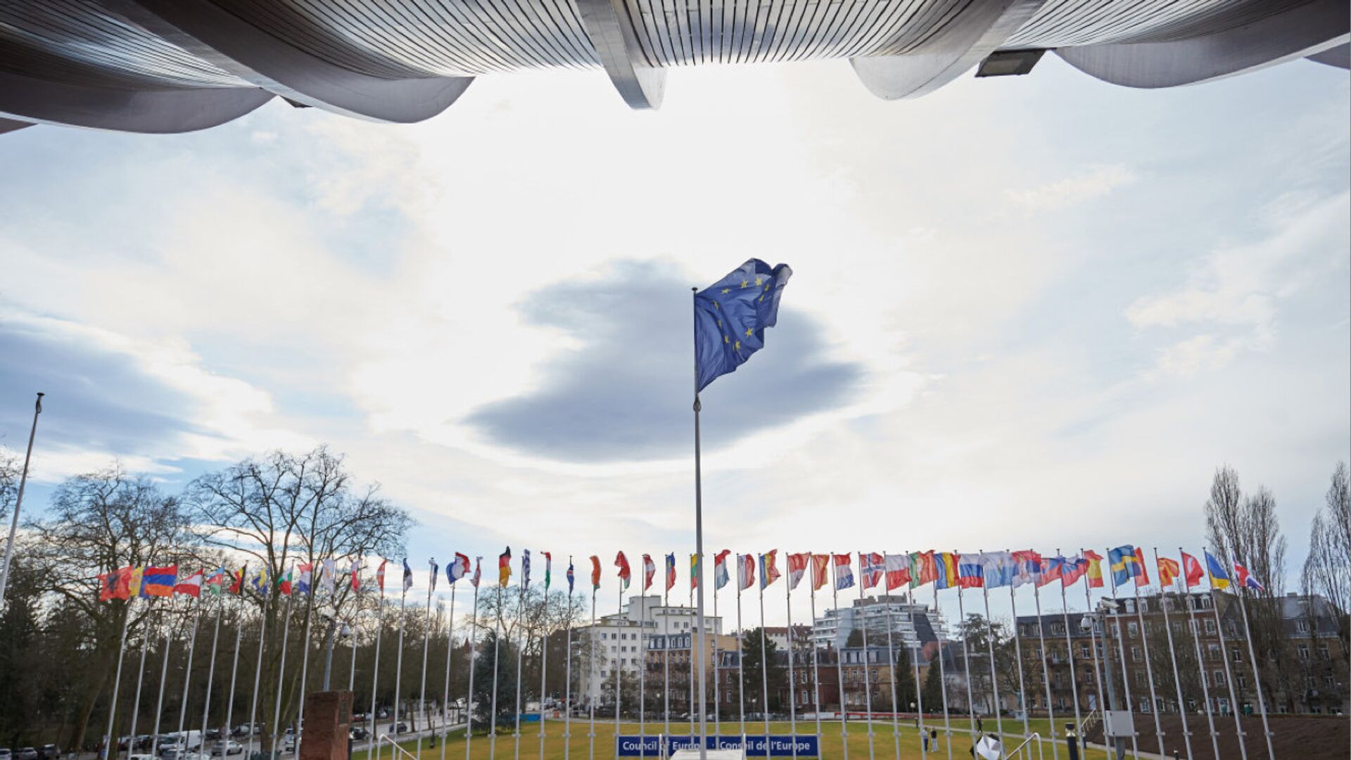 Флаг ЕС перед зданием штаб-квартиры Совета Европы. Архивное фото - РИА Новости, 1920, 29.04.2024