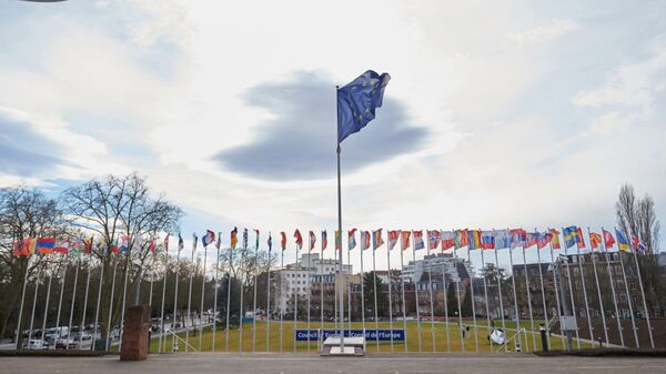 Флаг ЕС перед зданием штаб-квартиры Совета Европы в Страсбурге, Франция