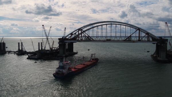 Проход первого судна под обеими арками Крымского моста